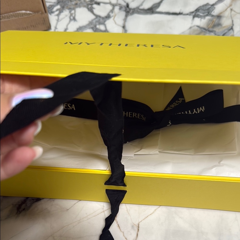 MYTHERESA Yellow Gift Box - Picture 6 of 12